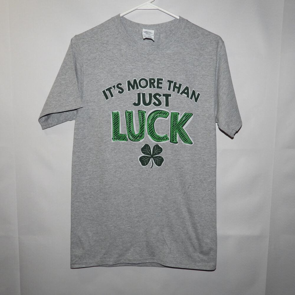 JERZEES St Patrick’s day Shirt Gray, unisex Size small (34/36)